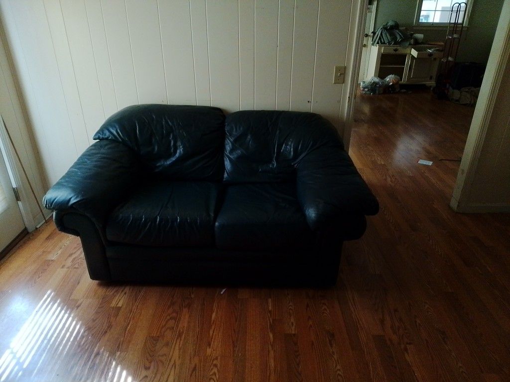 $40Green Love Seat And Chair Must Go ! $40