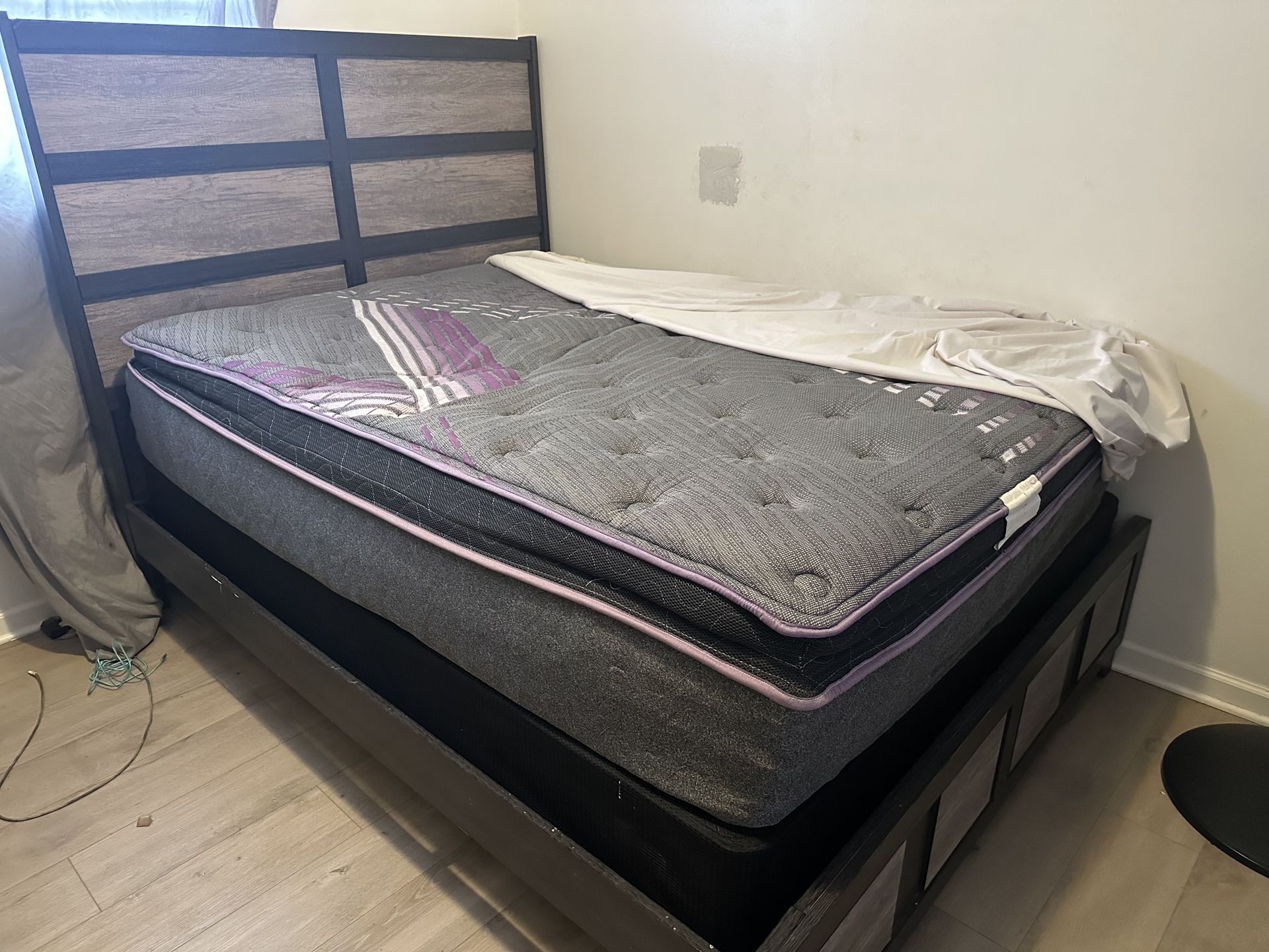 Queen Size bed & dresser