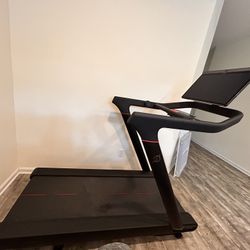 Pelaton Treadmill 