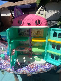 Gaby s Dollhouse and accessories