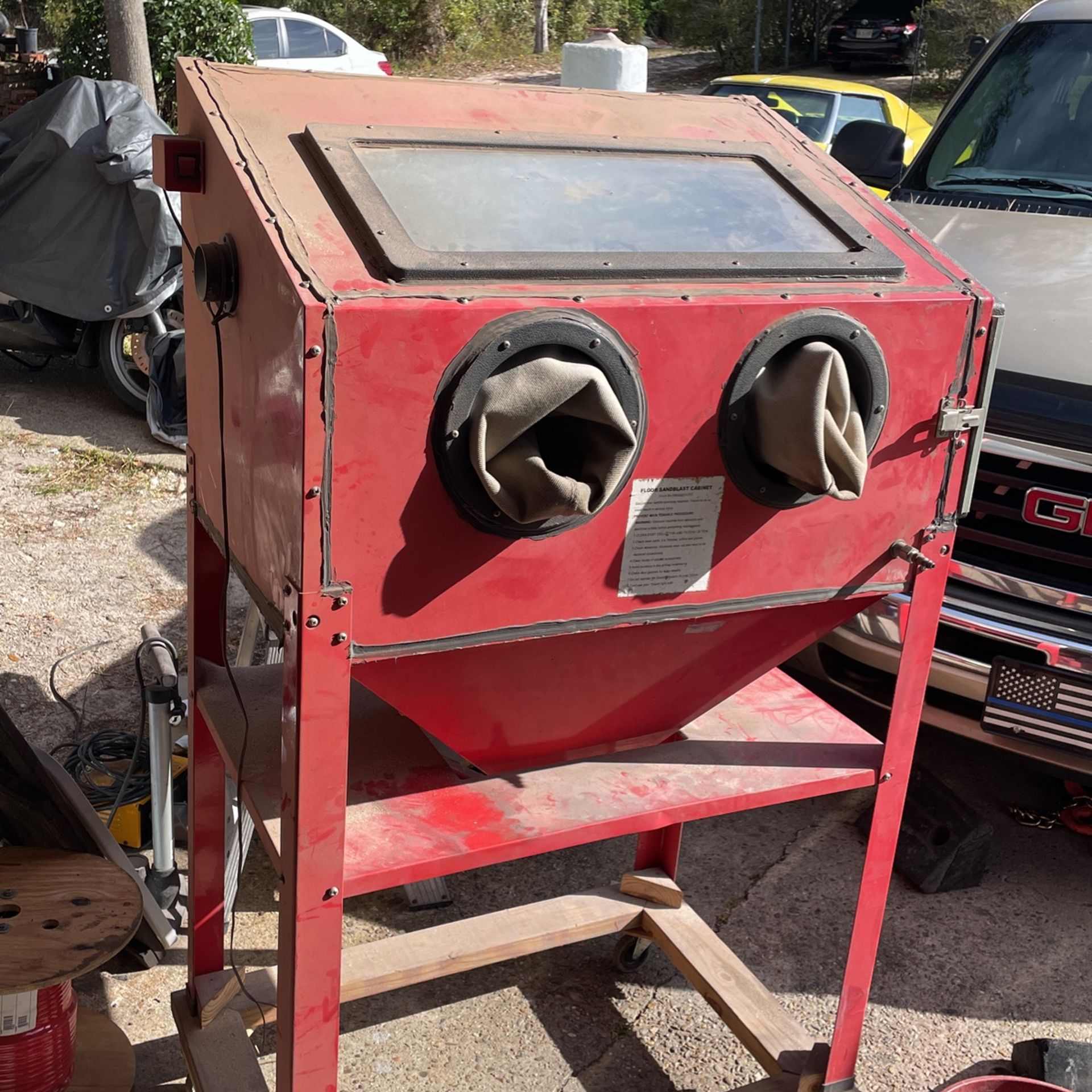 Sandblasting cabinet