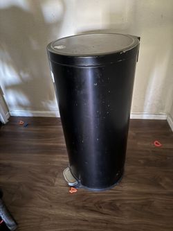 Trash Can With Push Bush Button