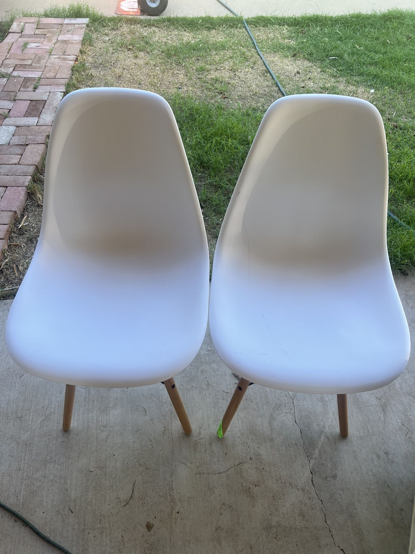 Set Of 2 White Plastic Modern Dining Chairs with Wooden Legs