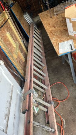 24 foot 300 pound rated fiberglass extension ladder