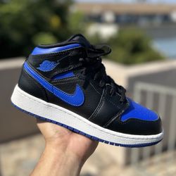 USED Jordan 1 Mid ‘Royal’ Size 6Y
