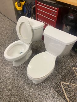 Toilets Kohler  white elongated bowl