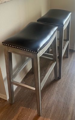 2 barstools