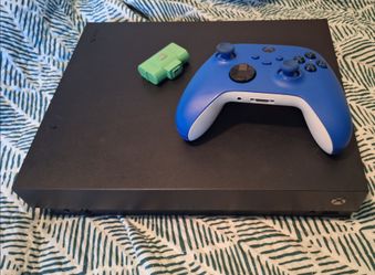 Xbox One X Controller & Rechargeable Battery Pack