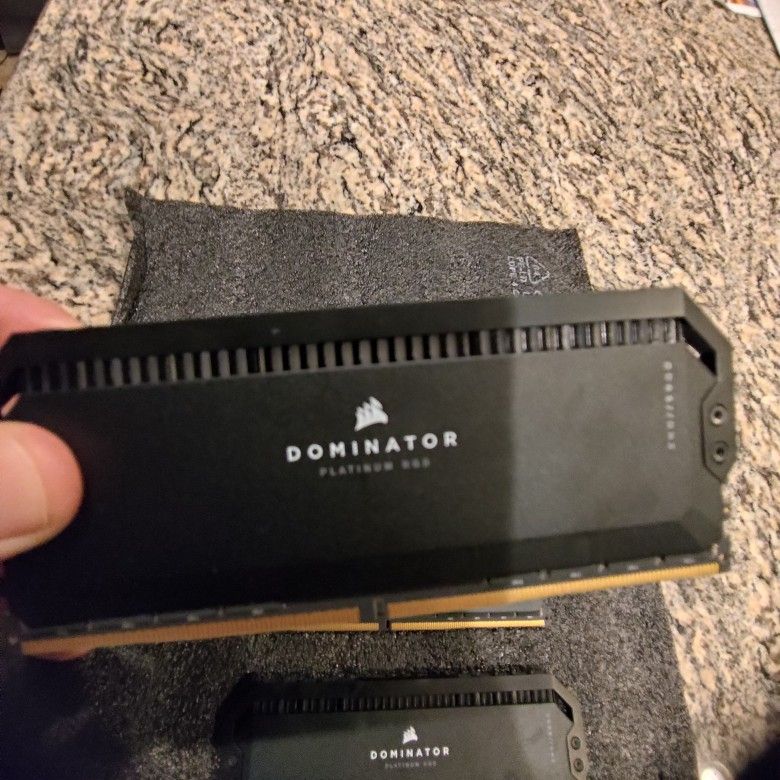 CORSAIR DOMINATOR PLATINUM RGB DDR5 RAM 64GB (4x32GB) 128 GB total 6600MHz CL3.