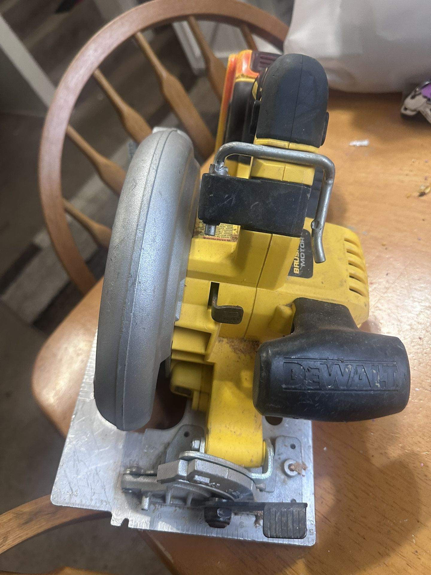 DEWALT 20V XR Brushless Circular Saw + 4.0Ah Battery