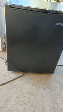 Vissani mini fridge 2.6 cu ft