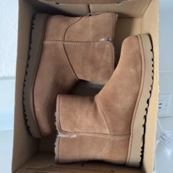New unworn Ugg boots US 7