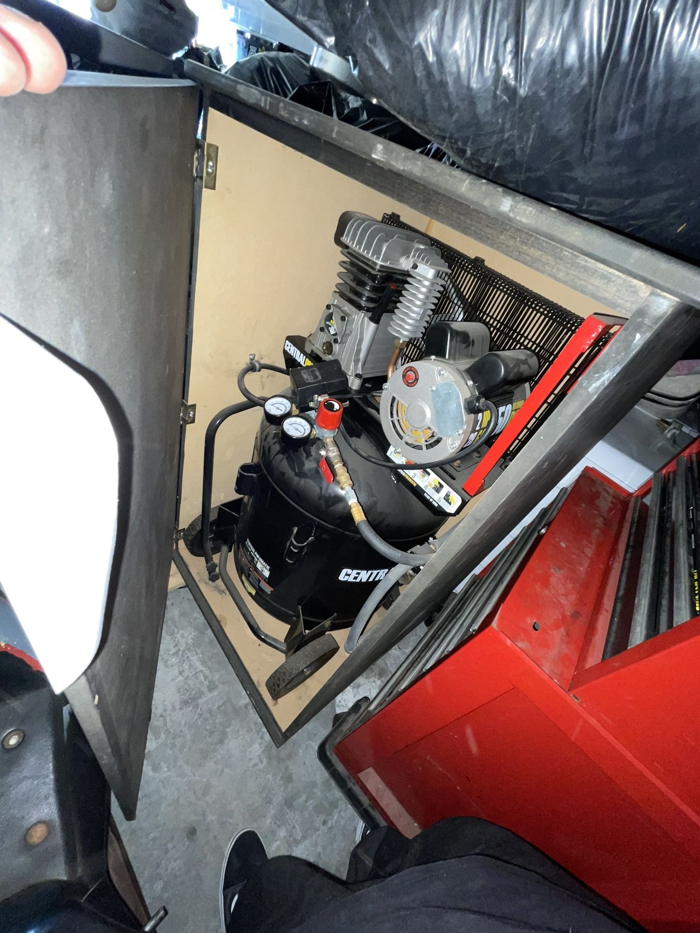 Central Pneumatic 21 Gallon 125 PSI 2.5 HP Air Compressor