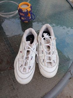 Fila tennis shoes  size  8 women's
