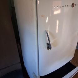 (((((((((1950  Original General Electric Refrigerator))))))