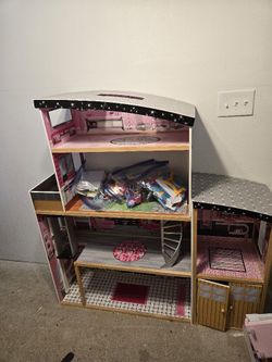 Barbie Doll House With Lots Of Barbie Stuff