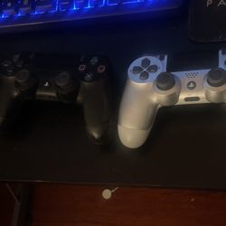 2 Playstation 4 Controllers