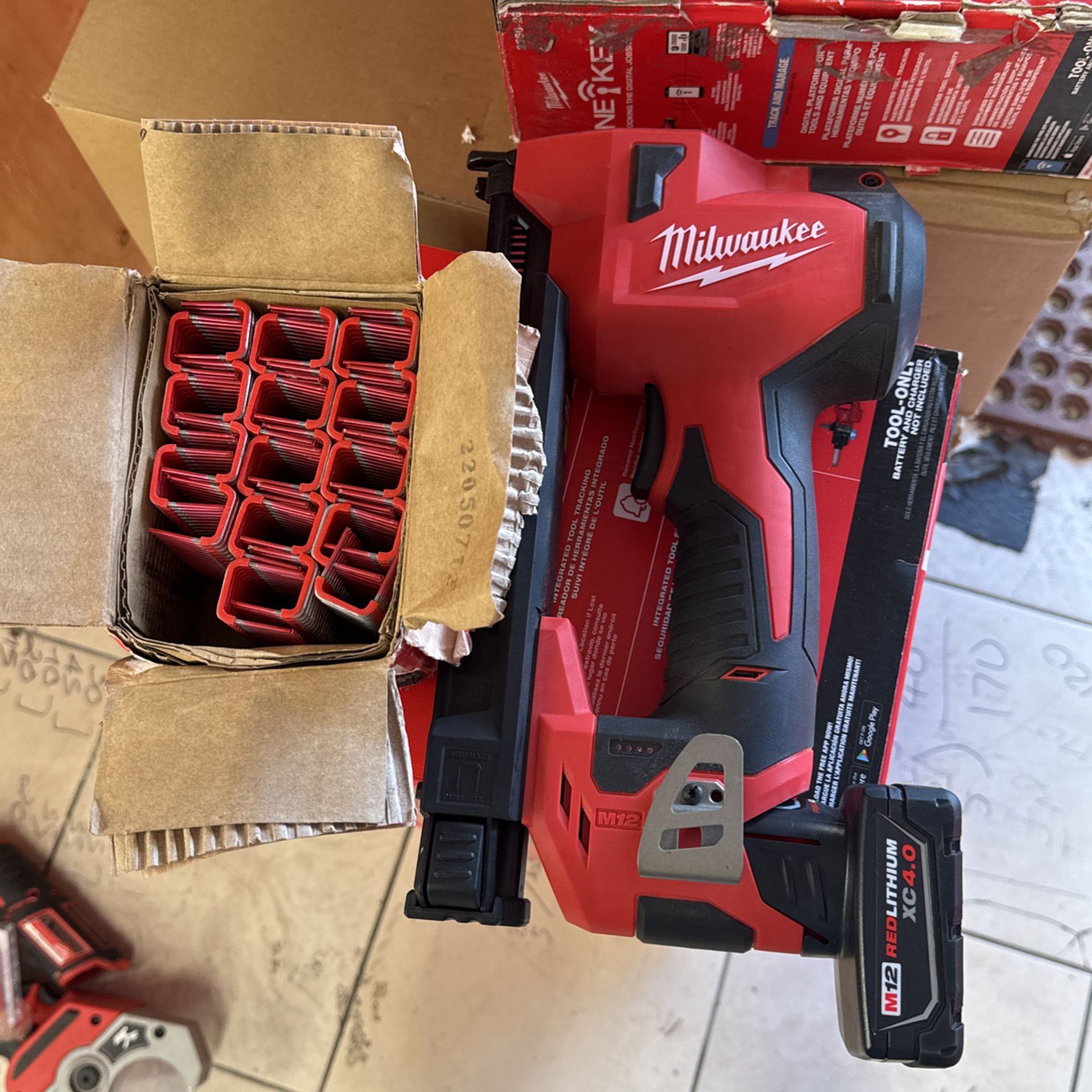 Milwaukee M12 Cable Stapler With Battery And Nails 