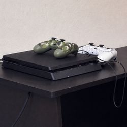 PS4 Slim 1 TB (4 Controllers And 3 Games)