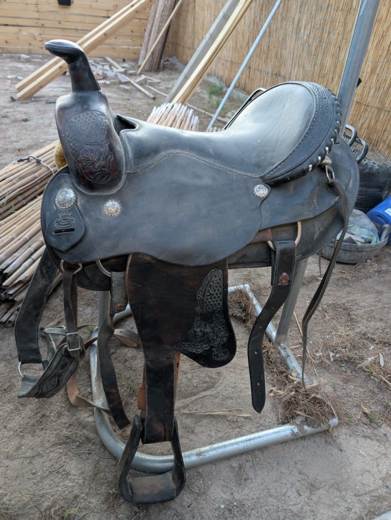 Custom Leather Saddle + Matching Bridle & Reigns (READ DESCRIPTION FIRST) **Tropicana & Mt Vista**