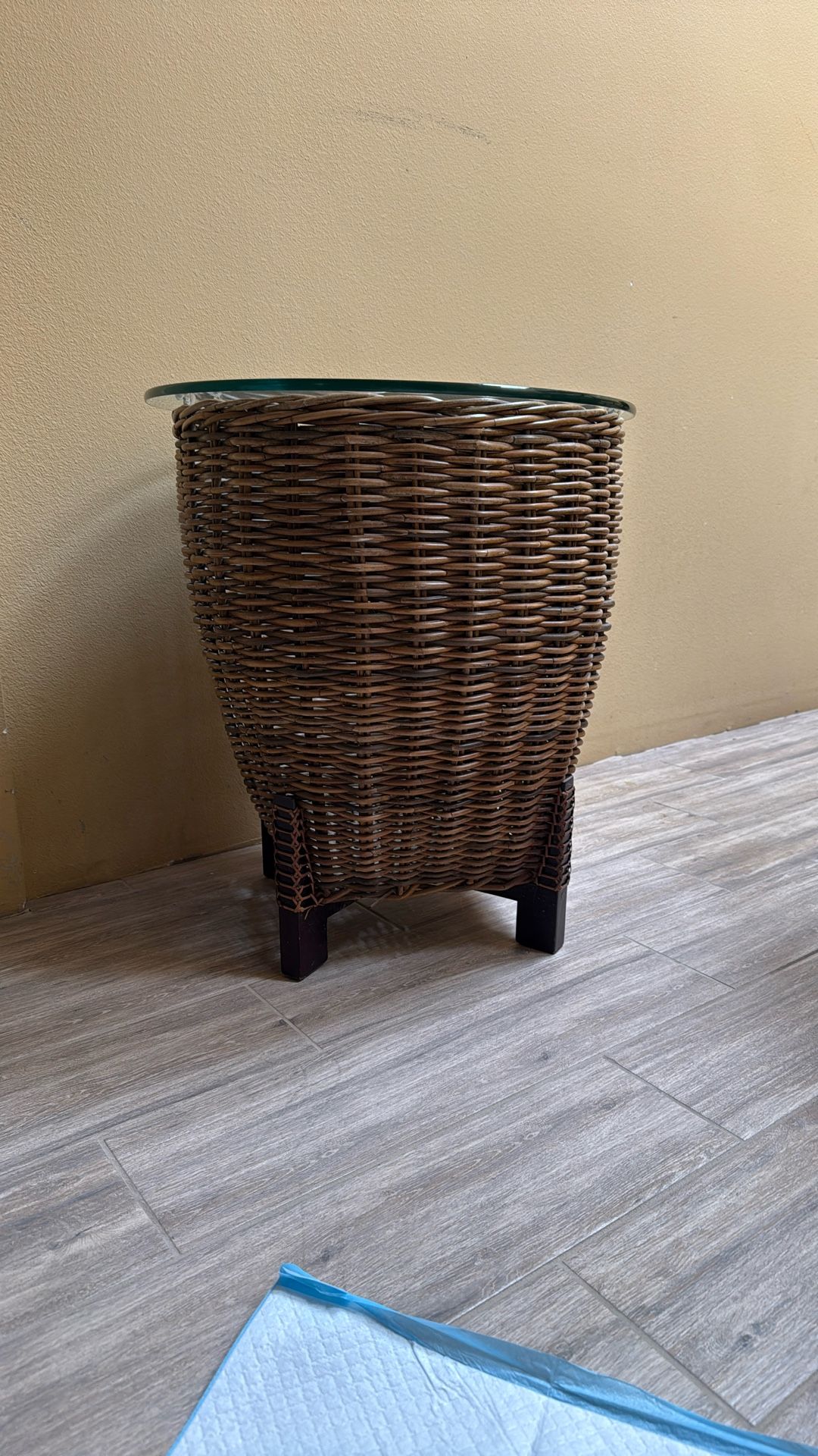 Rattan /wicker Round End Table $ 99