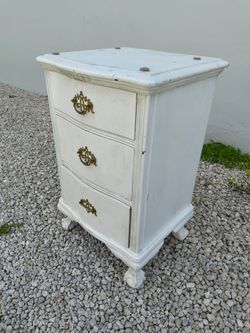 Solid wood three-drawer nightstand