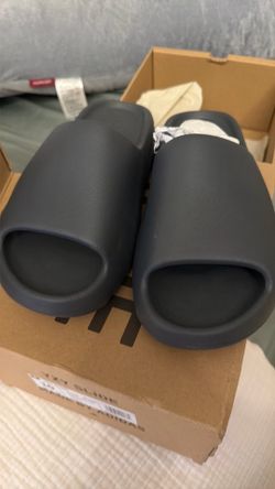 Yeezy Slides Size 10