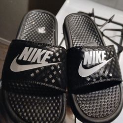 Size 7 And 8 Nike Slide Sandals Shower Shoes