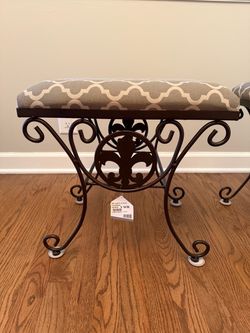 Vanity bench with Fleur-de-lis