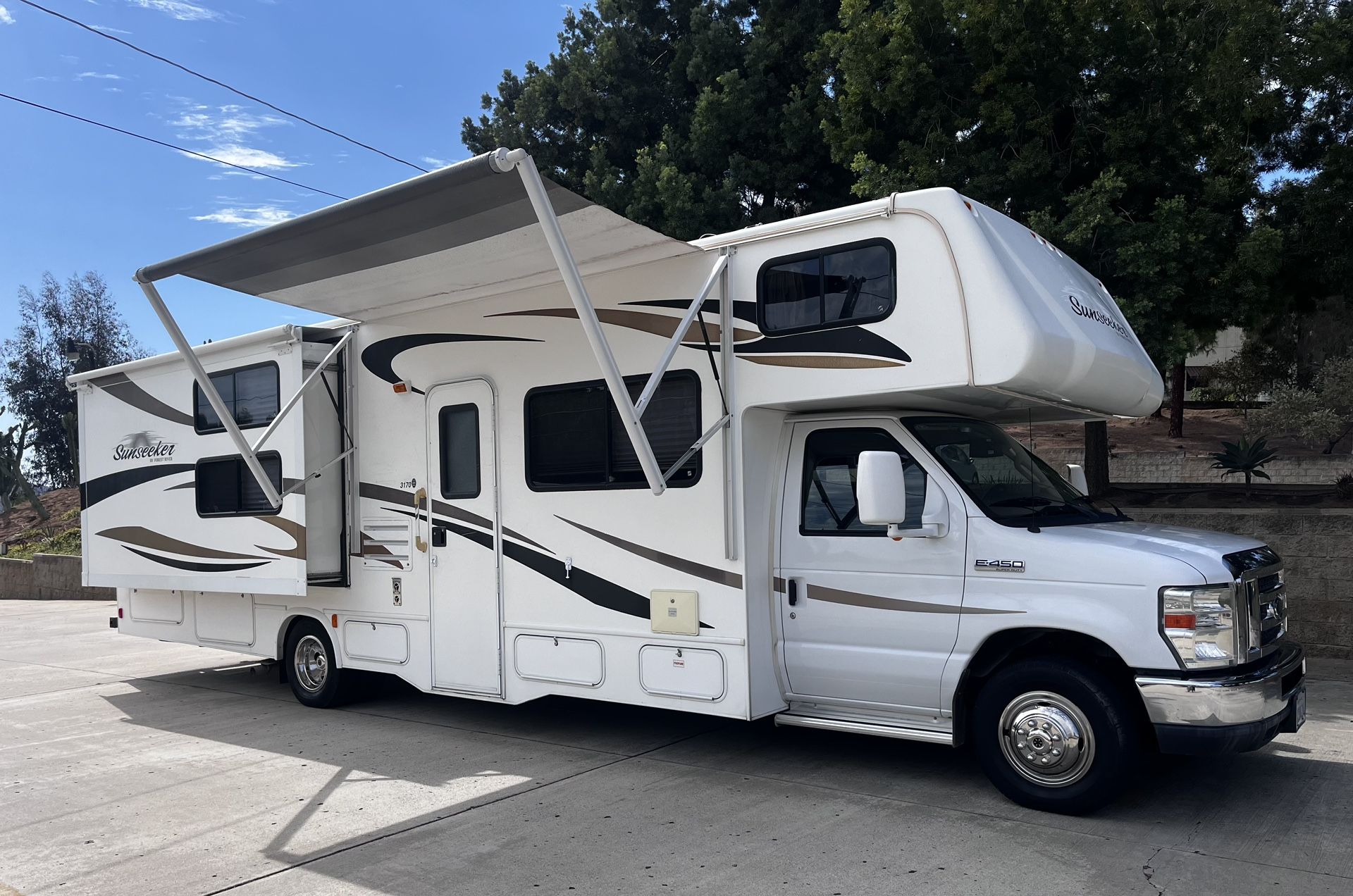 2012 Sun seeker by Forest River bunkhouse model