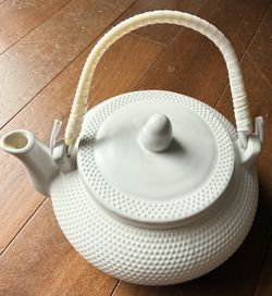 White Porcelain Tea Pot with Handle