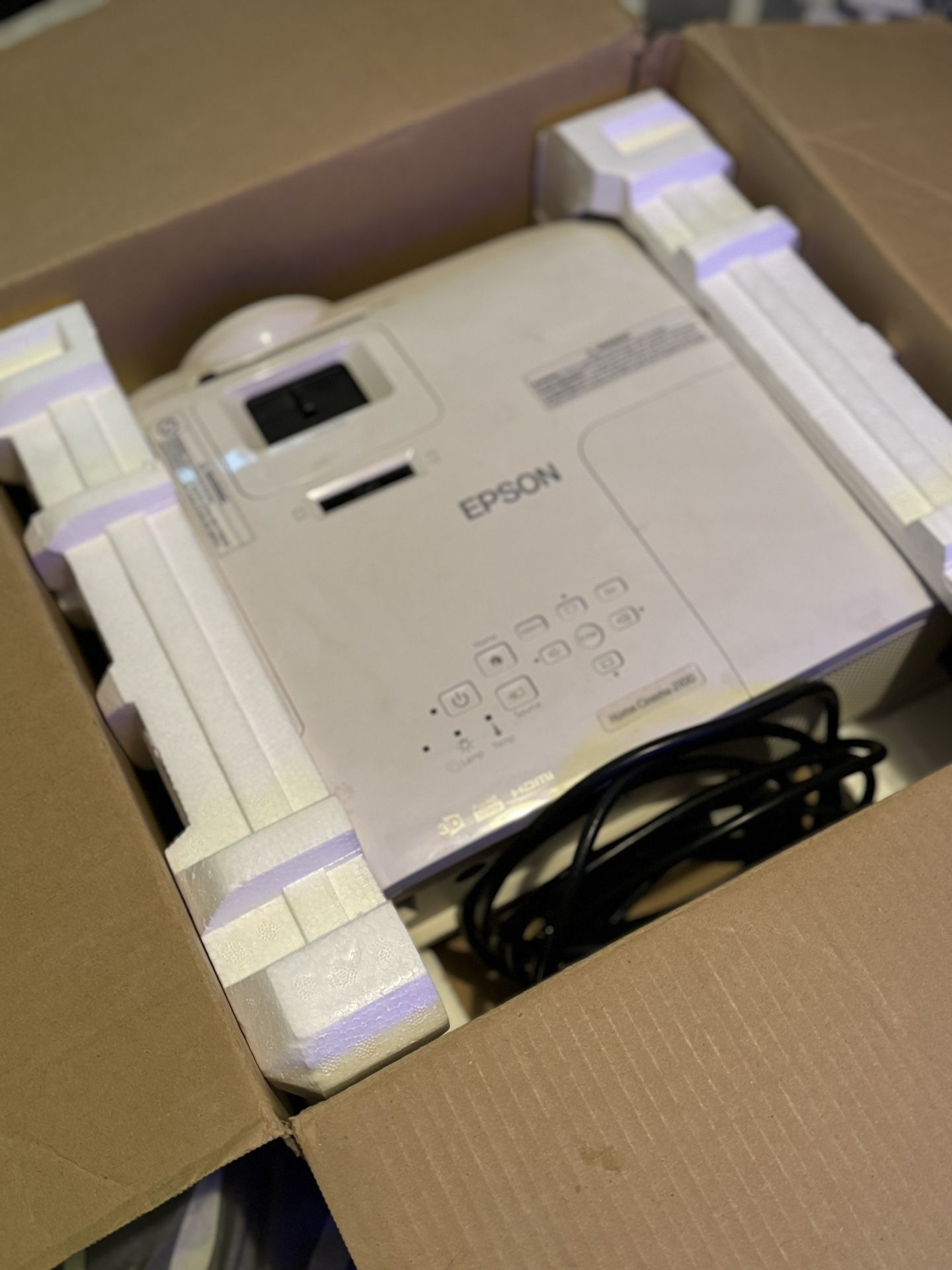EPSON HOME CINEMA 2100! LIKE NEW WITH BOX