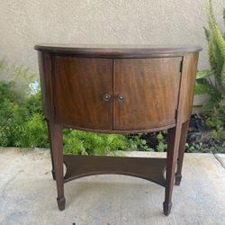 Selling A Small Accent Table/end Table 