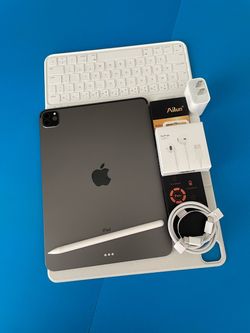 Apple IPad Pro 11β 2nd Generation (2020 Model / Face ID ) 128GB with Keyboard, pen & Accessories