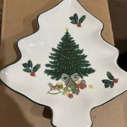 This piece is part of the Christmas Story collection by Mikasa