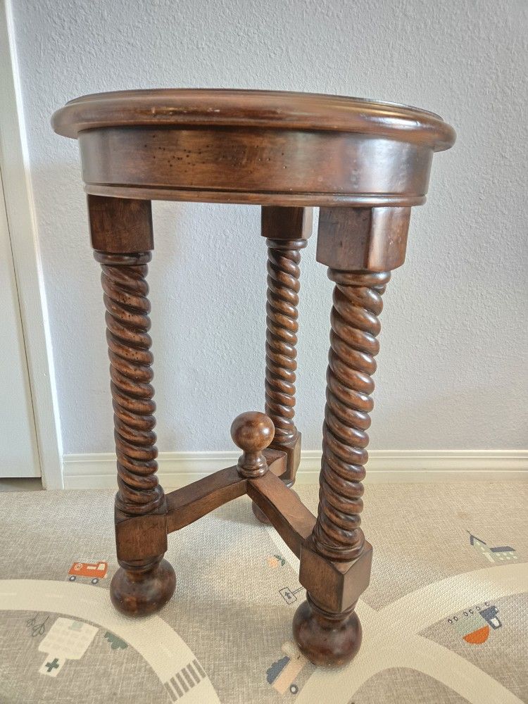 Antique Style Twisted Tri-leg Wooden End Table