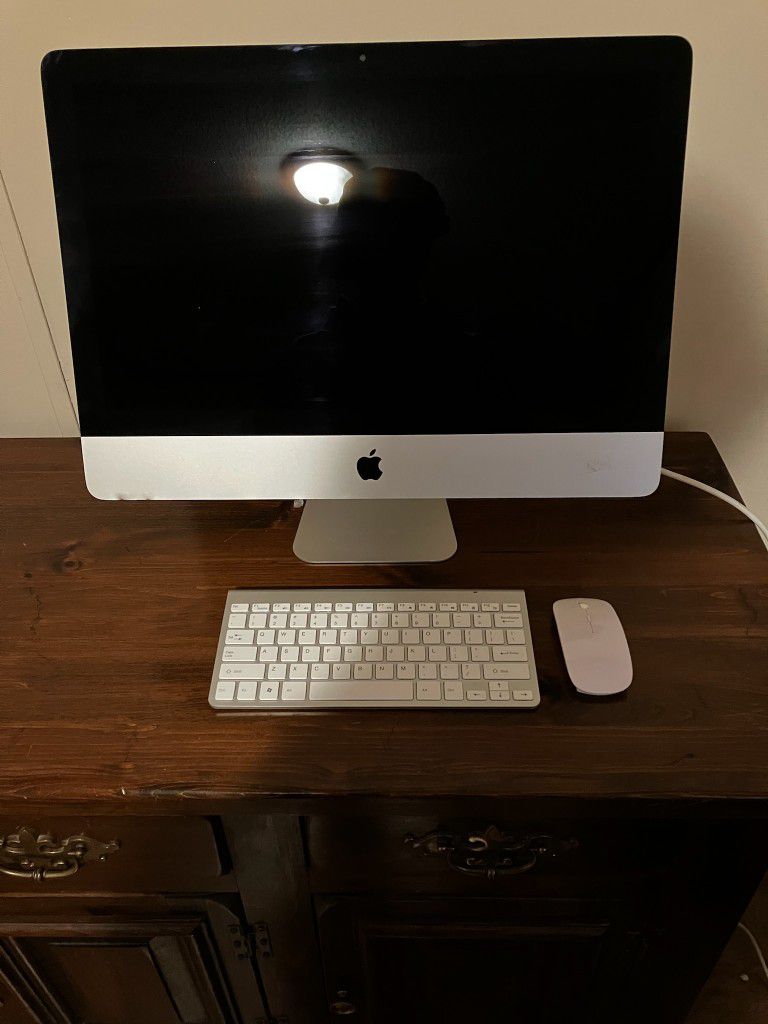 Apple iMac 21.5-inch 2.7GHz Quad-core i5 (Late 2012) with wifi keyboard and mouse.