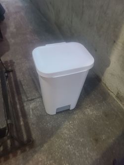 New hands-free  garbage can