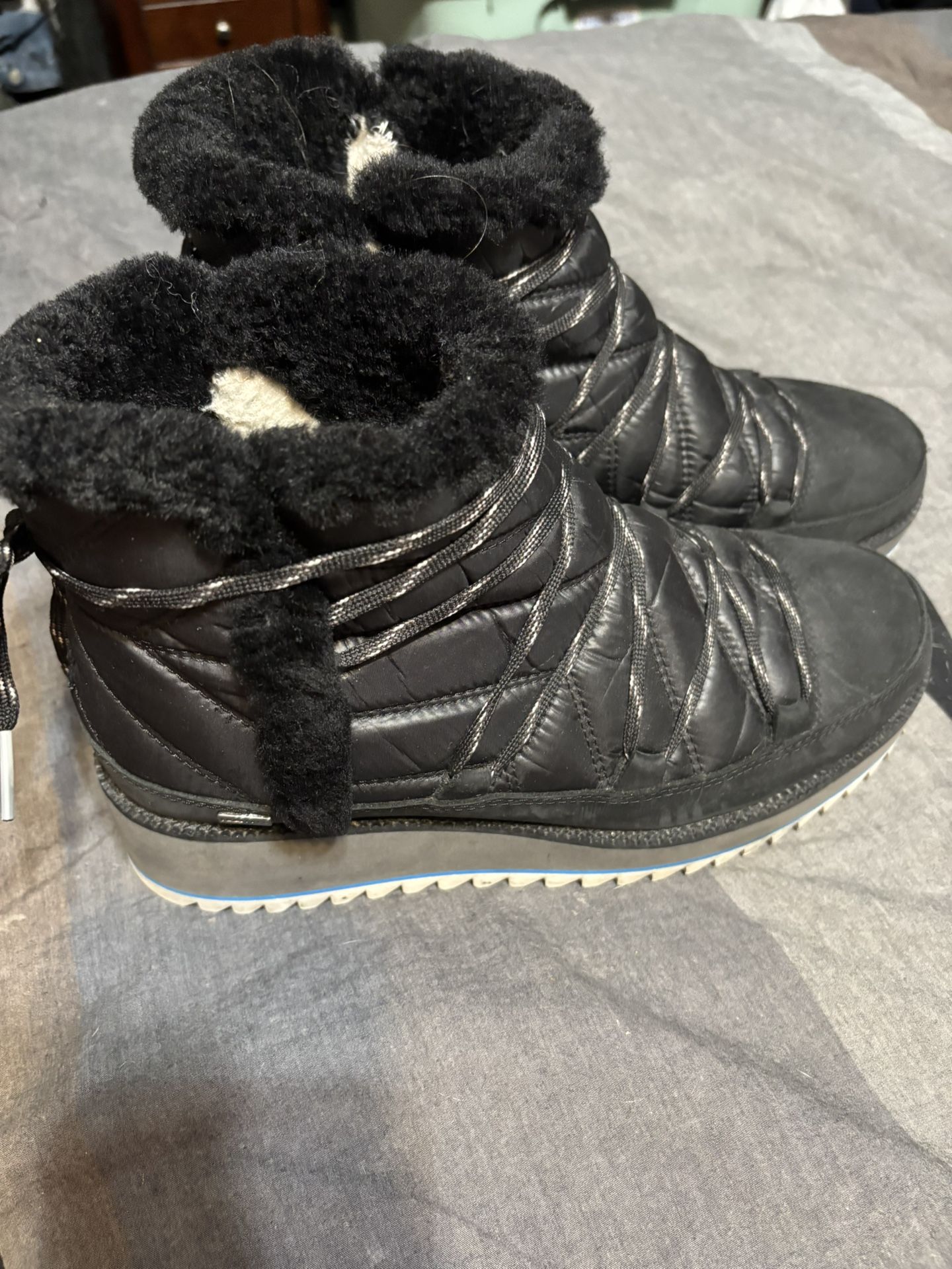 Like New Womens UGG Boots Size 9