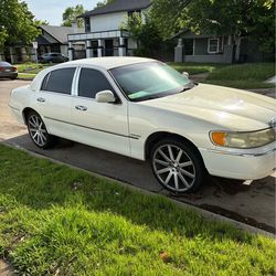 1999 Lincoln town car 4.6 v8 pearl white paint cream interior 4 door
