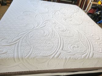 Serta IComfort King Mattress Gel Memory Foam And Box Spring 🌙