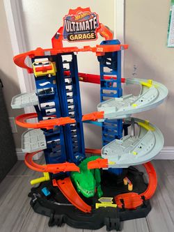 Hot wheels T-Rex ultimate garage