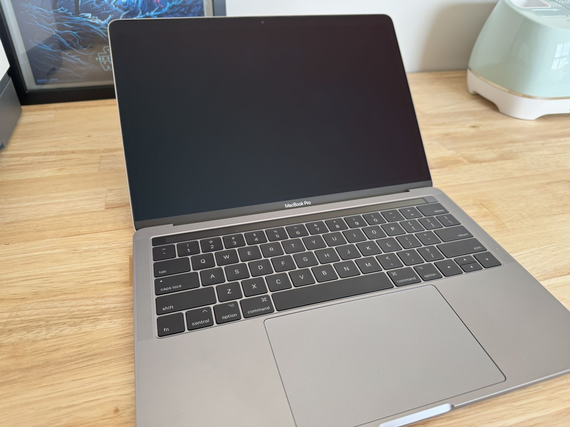 Apple MacBook Pro 2016 A1706 13” Core i5 - 8GB - 256GB SSD. Touch Bar