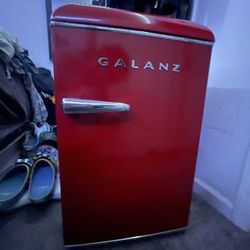Galanz - Retro 2.5 Cu. Ft. Mini Fridge - Red