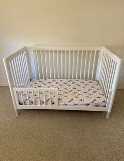 Babyletto crib & railing & mattress & sheets