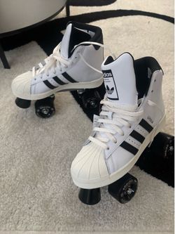 ADIDAS ORIGINALS SKATESTAR 32 skates womans  sz 6.5. New