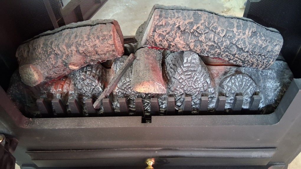 Beautiful Dimplex Portable Electric stove heater In excellent working condition.Crafted with high end materials and quality construction.Originally