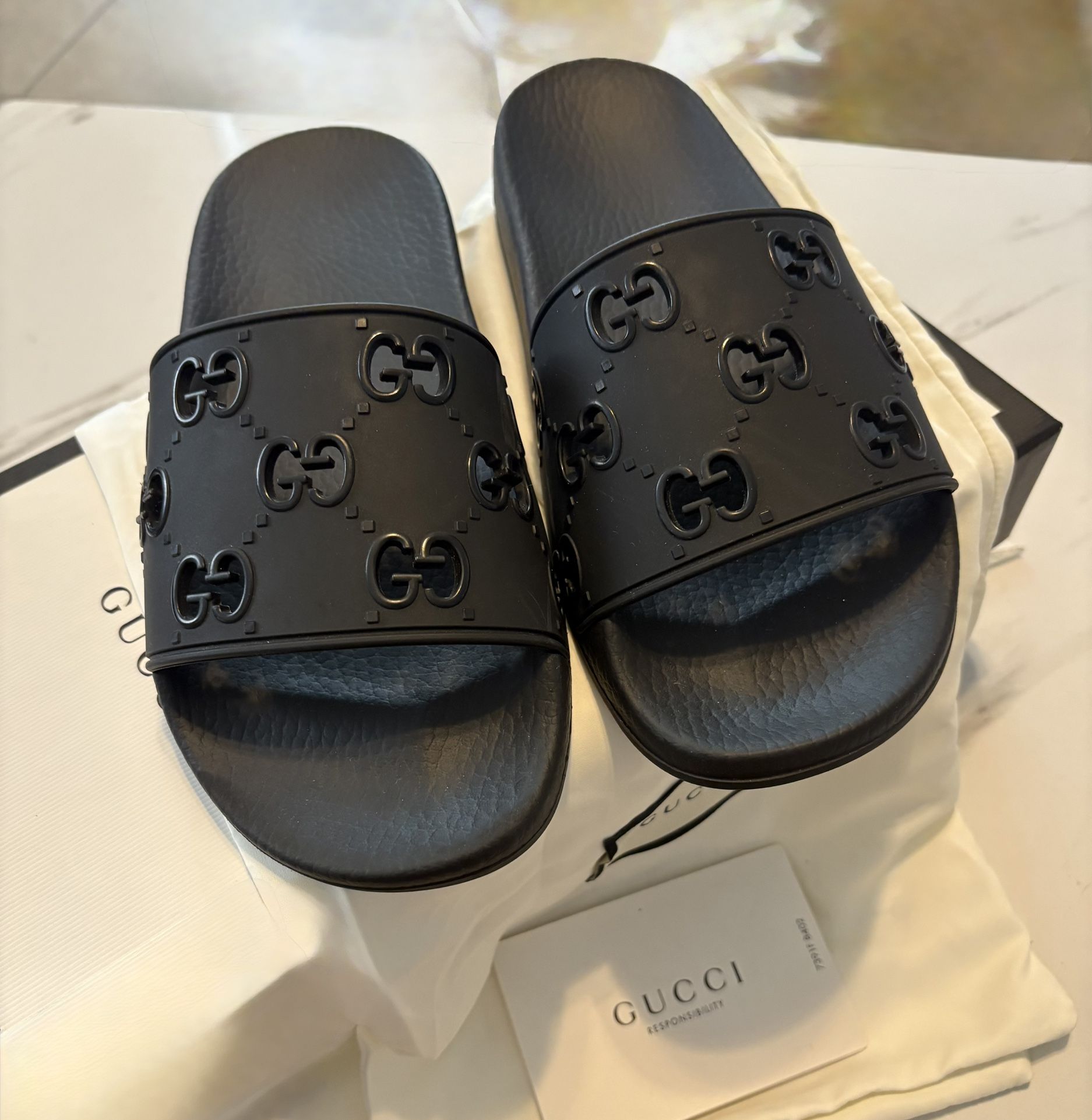 AUTHENTIC WOMENS GUCCI SLIDES