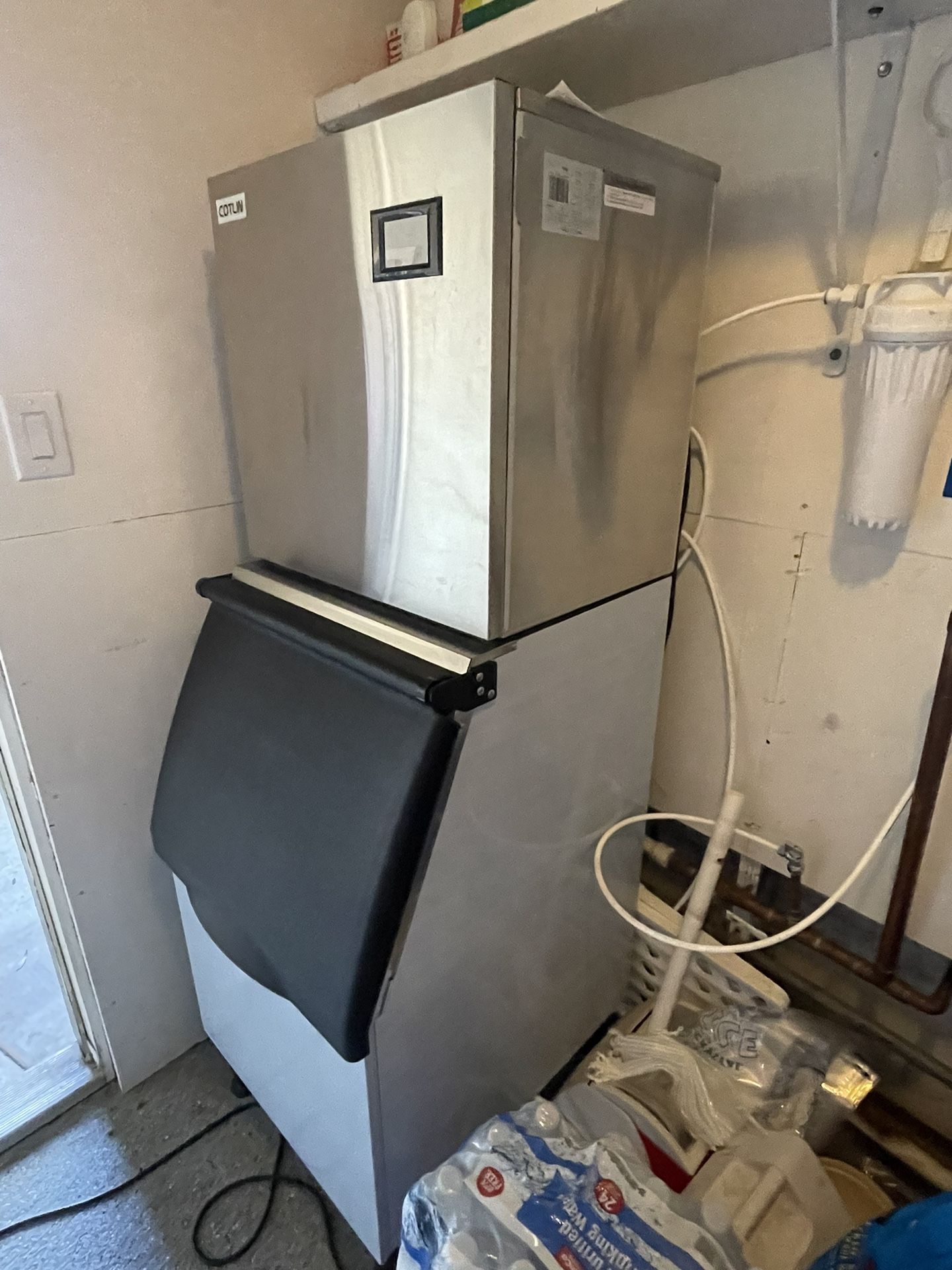 Like New Ice Machine 🧊 $1700