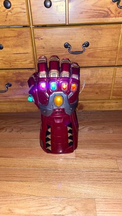 Hasbro Avengers Power Gauntlet